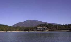 小春日和の山上湖、至福の一時、釣れれば。（笑）