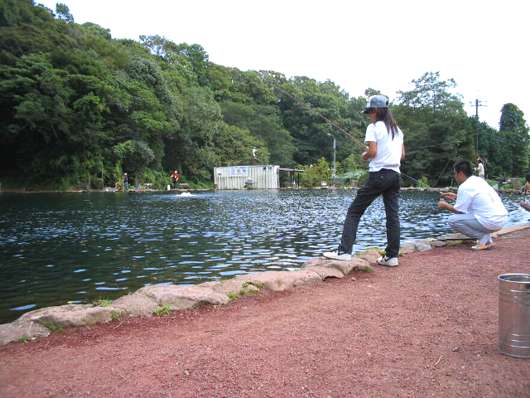 お弁当の時間に他の人の釣りを見学する。