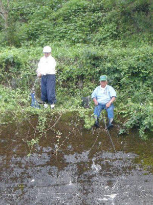 おじさんたちが小魚を釣る