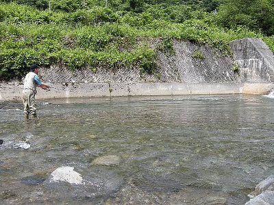堰堤の流れ込みを攻める叔父