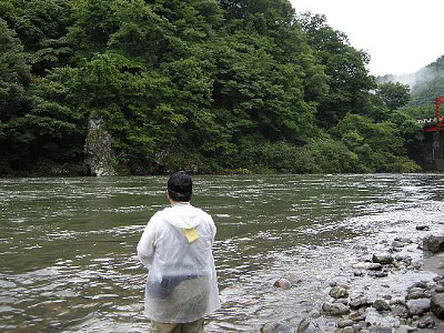 増水した本流をスプーンで狙う