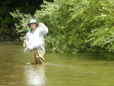 叔父が次々と岩魚を釣り上げた藪