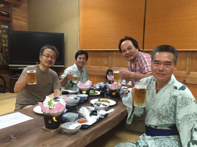 久しぶりの再会を祝して乾杯　撮影：おかみさん