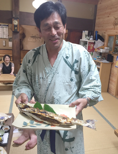 大イワナの塩焼きと宮田先輩　撮影：谷倉先輩