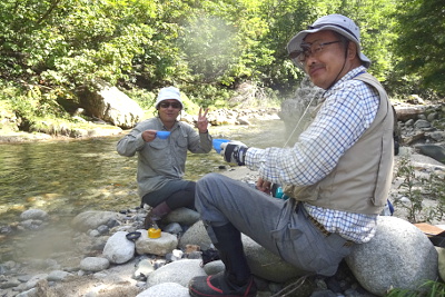 渓流でいただくコーヒーは美味い　撮影：岡田君