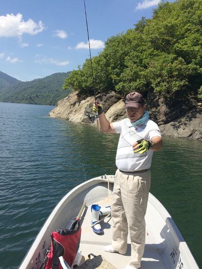 ワカサギを釣り上げた山口先輩　撮影：中島先輩