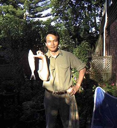 釣り上げたカウワイを手に