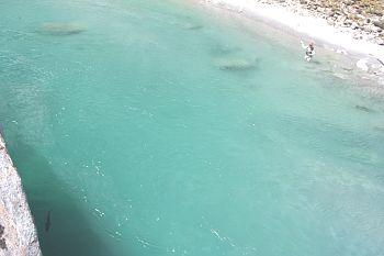 岩の日陰に隠れている鱒の魚影にお気づきでしょうか？