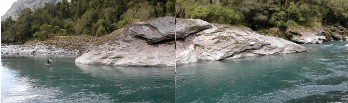 巨大な岩盤が横たわっているポイントで、水面近くに鱒が定位していた。