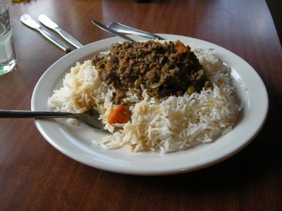 夕食のおかずは奥さんのグレースさん手作りの mince
