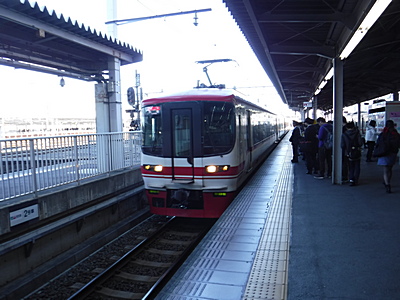 豊橋駅に名鉄特急が来た