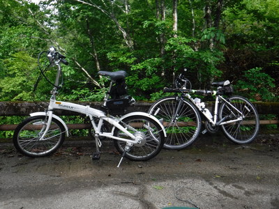 橋の上に停めた自転車２台