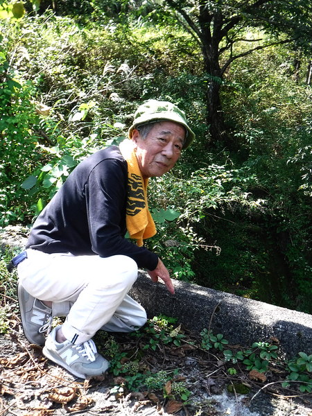 俺があいつを釣った時はなぁ、あそこの小道から休耕田を匍匐前進して川っぷちまで行って、それから静かぁに竿を出したんだぞ。