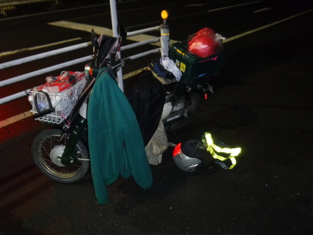 バイクを停めてフリースを着る