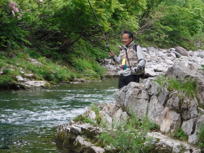岩盤の上から釣っていた谷倉さん