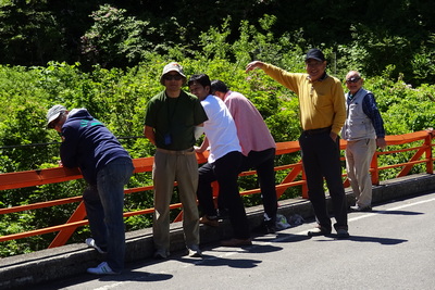 一同は車を停めて見学