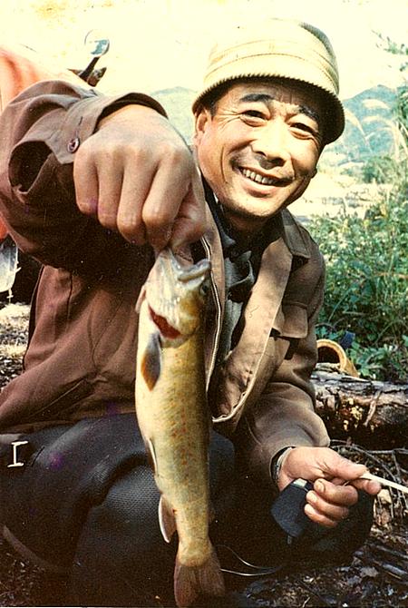 見事な岩魚を手に