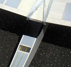 胴体後部のリンケージ・エア抜き開口部