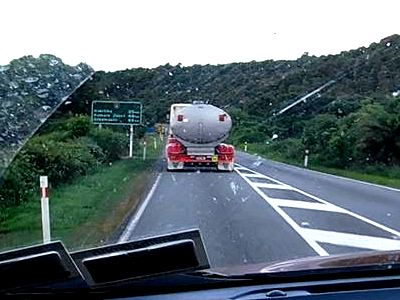 原乳を運搬する2連結式の大型トレーラー