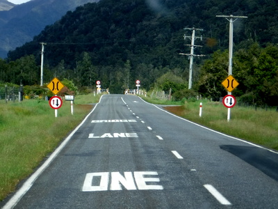 橋の手前にある BRIDGE LANE ONE のペイント表示