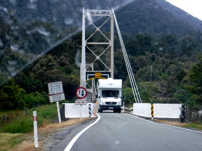 1車線の橋。南島西海岸には数多くある