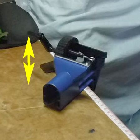 ゴムワインダーを、ハンドルを回せるスペース（黄色の矢印）を確保して、小型ベンチバイスにセットする