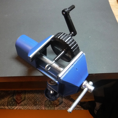 ゴムワインダーを小型ベンチバイスで保持したところ